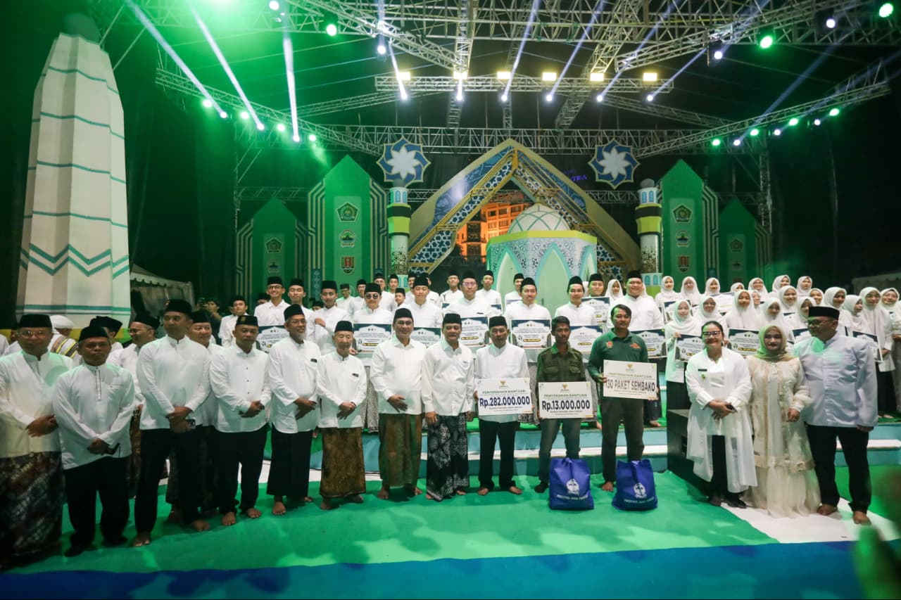 Gubernur Jateng Ahmad Luthfi menyerahkan bonus umrah dan uang pembinaan bagi kafilah Jateng usai memborong 36 gelar di MTQ Nasional XXXI 2026 (foto: Pemprov Jateng)