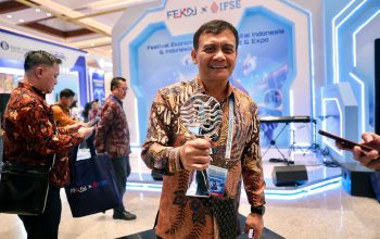 Gubernur Jawa Tengah Ahmad Luthfi menerima penghargaan TPID Provinsi Berkinerja Terbaik 2026 di JICC, Jakarta, Kamis, 24 September 2026 (foto: Pemprov Jateng)