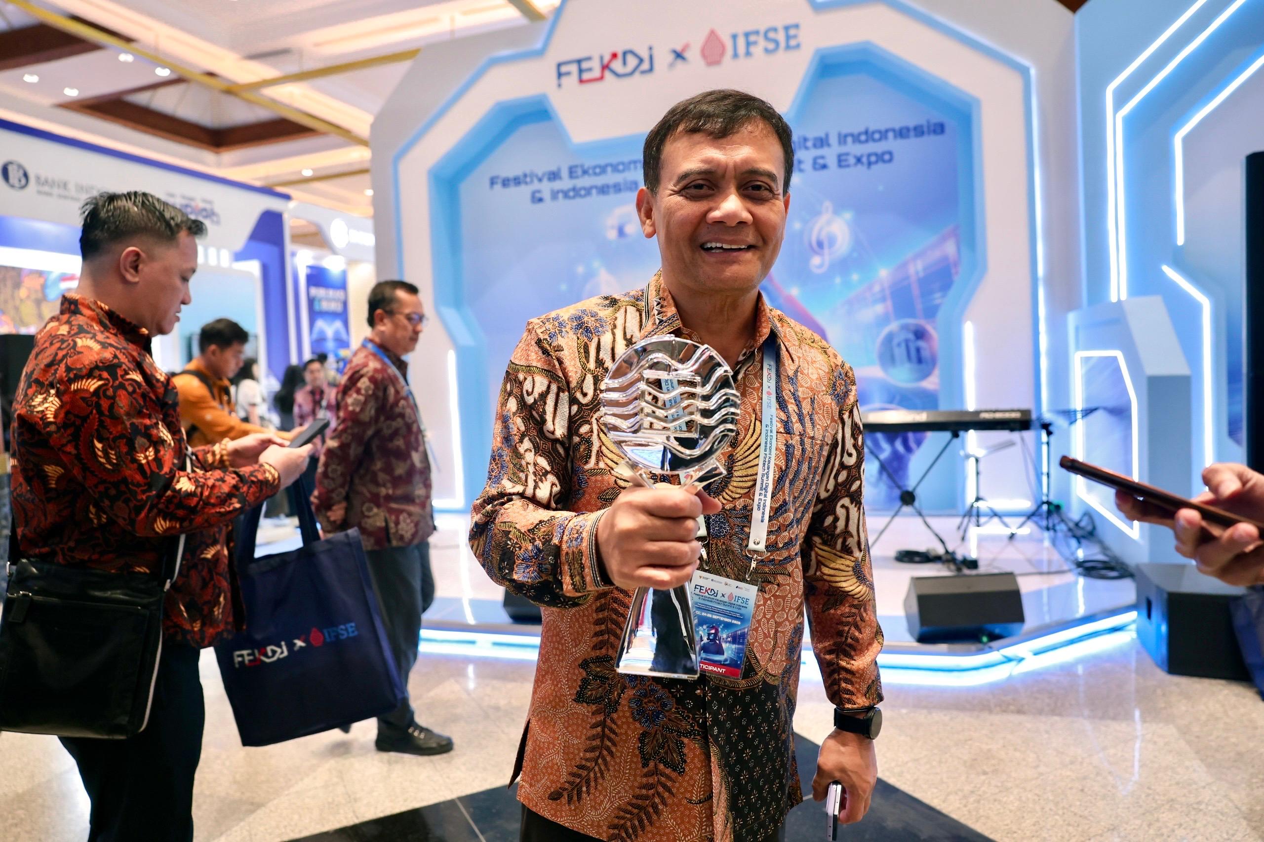 Gubernur Jawa Tengah Ahmad Luthfi menerima penghargaan TPID Provinsi Berkinerja Terbaik 2026 di JICC, Jakarta, Kamis, 24 September 2026 (foto: Pemprov Jateng)
