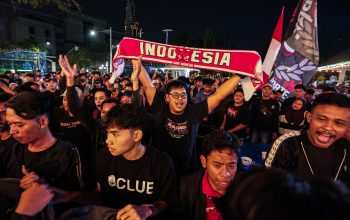 Ribuan warga memadati Halaman Kantor Gubernur Jawa Tengah untuk nonton bareng laga Timnas Indonesia melawan Singapura, Jumat, 25 September 2026 (foto: Pemprov Jateng)