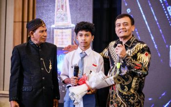 Gubernur Jawa Tengah Ahmad Luthfi menerima penghargaan Kepala Daerah Penggagas Program Sekolah Kemitraan Pertama di Indonesia Jumat, 25 September 2026 (foto: Pemprov Jateng)