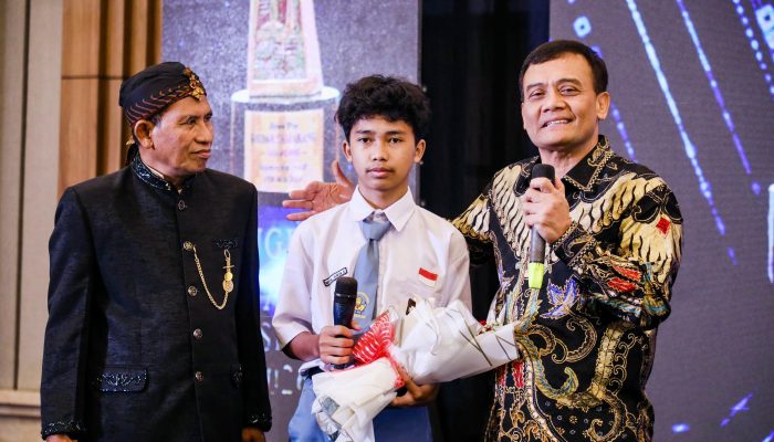 Ahmad Luthfi Raih Penghargaan Penggagas Sekolah Kemitraan Pertama RI