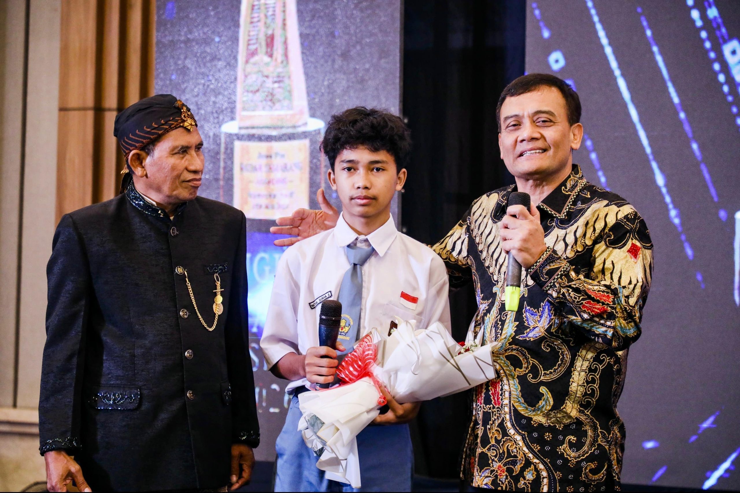Gubernur Jawa Tengah Ahmad Luthfi menerima penghargaan Kepala Daerah Penggagas Program Sekolah Kemitraan Pertama di Indonesia Jumat, 25 September 2026 (foto: Pemprov Jateng)
