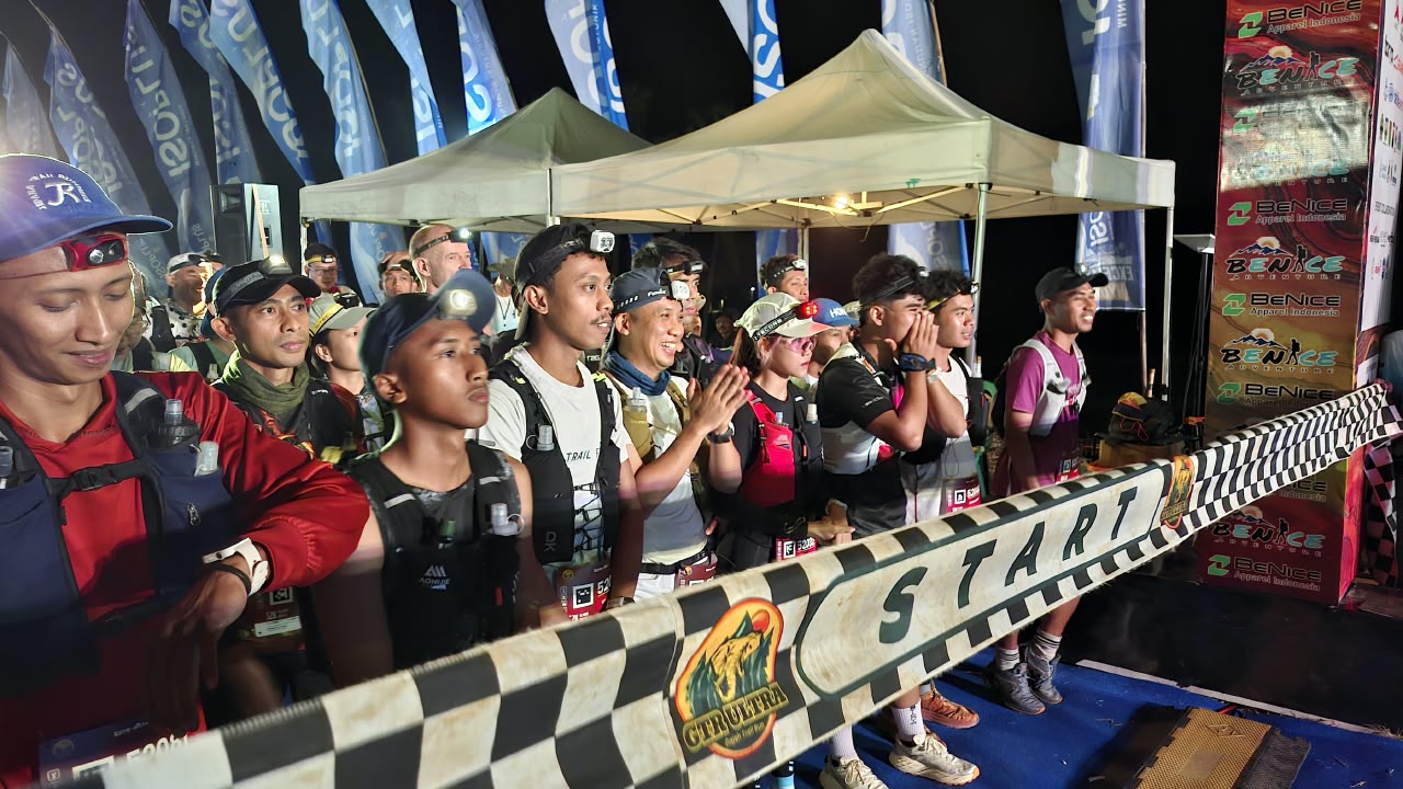 Peserta kategori 52 kilometer memulai lomba (flag off) Gajah Trail Run Ultra 2026 di Dusun Kayuwangi, Desa Gedong, Banyubiru, Minggu, 27 September 2026 (foto: Pemprov Jateng)