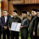 Wakil Gubernur Jawa Tengah Taj Yasin Maemoen menandatangani Nota Kesepakatan Perubahan KUA-PPAS APBD 2026 dalam rapat paripurna DPRD Jateng di Gedung Berlian Semarang, Senin, 28 September 2026 (foto: Pemprov Jateng)