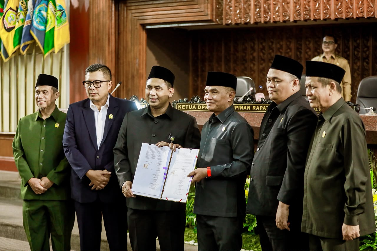 Wakil Gubernur Jawa Tengah Taj Yasin Maemoen menandatangani Nota Kesepakatan Perubahan KUA-PPAS APBD 2026 dalam rapat paripurna DPRD Jateng di Gedung Berlian Semarang, Senin, 28 September 2026 (foto: Pemprov Jateng)