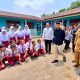 Wakil Presiden Gibran Rakabuming Raka didampingi Gubernur Jawa Tengah Ahmad Luthfi menemui korban dugaan keracunan MBG di SD Negeri Pasusukan, Kabupaten Batang, Senin, 28 September 2026 (foto: Pemprov Jateng)