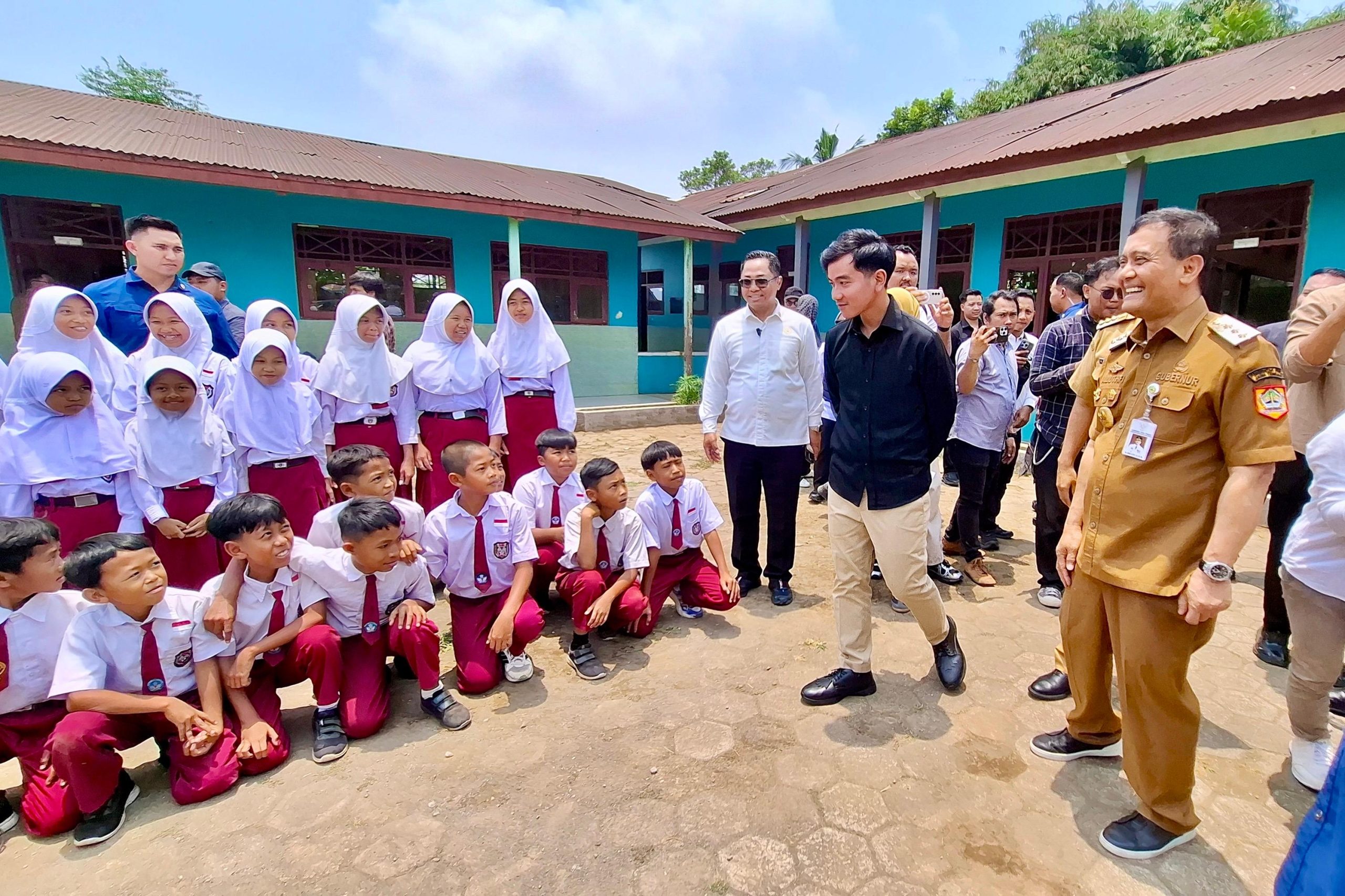 Wakil Presiden Gibran Rakabuming Raka didampingi Gubernur Jawa Tengah Ahmad Luthfi menemui korban dugaan keracunan MBG di SD Negeri Pasusukan, Kabupaten Batang, Senin, 28 September 2026 (foto: Pemprov Jateng)