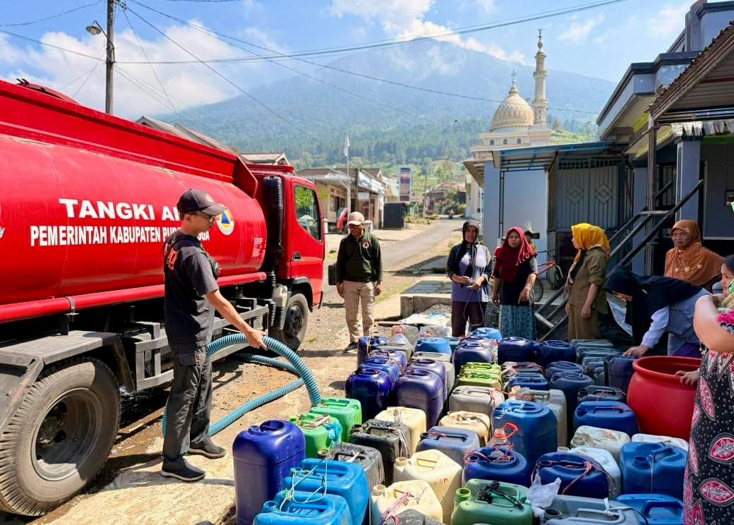 Petugas gabungan mendistribusikan air bersih menggunakan mobil tangki ke salah satu wilayah terdampak kekeringan di Jawa Tengah (foto: Pemprov Jateng)