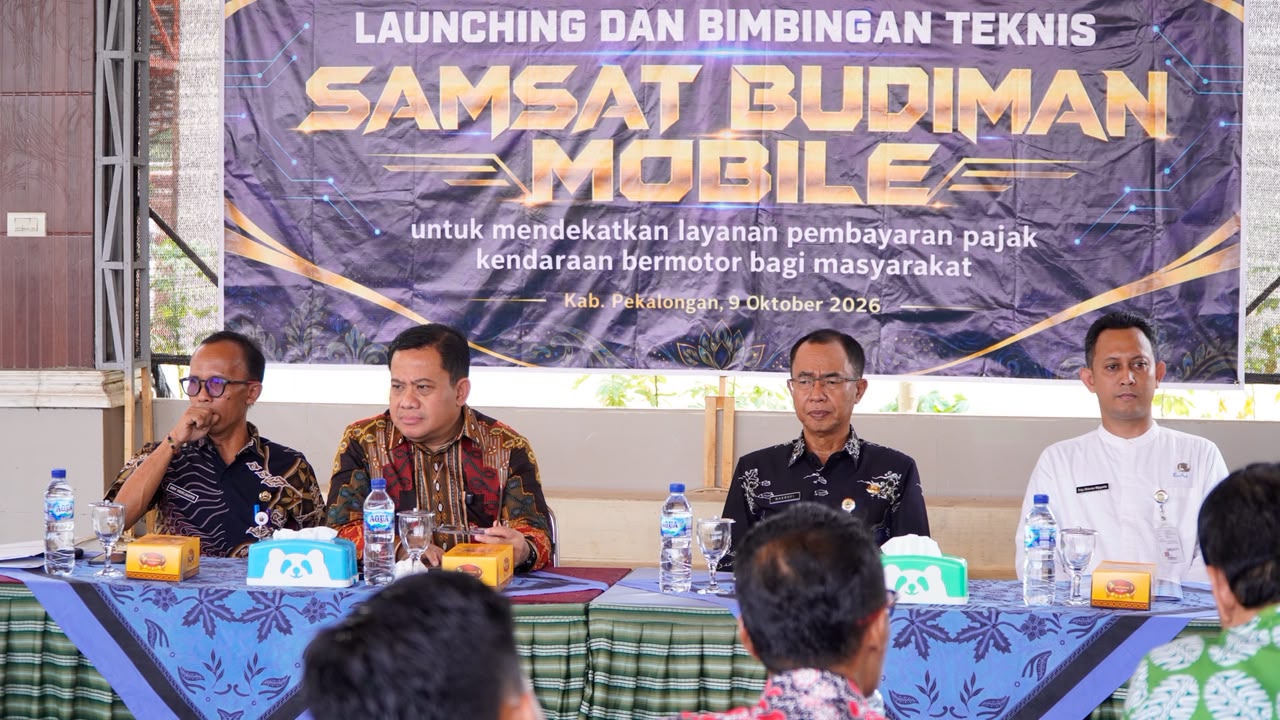 Kepala Bapenda Jawa Tengah Muhamad Masrofi bersama Plt Bupati Pekalongan Sukirman acara peluncuran Samsat Budiman Mobile di Balai Desa Kalijambe, Sragi, Kabupaten Pekalongan, Jumat, 9 Oktober 2026 (foto: Pemprov Jateng)