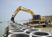 Redam Banjir Rob dan Abrasi di Sayung Demak, Pemprov Jateng Bangun Hybrid Sea Wall 930 Meter