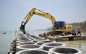 Pekerjaan pemasangan struktur bis beton tanggul hybrid sea wall di pesisir Desa Surodadi Kecamatan Sayung Kabupaten Demak (foto: Pemprov Jateng)