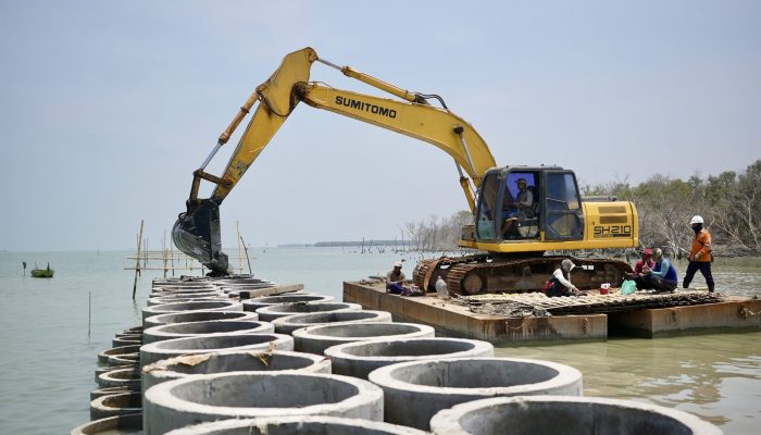 Redam Banjir Rob dan Abrasi di Sayung Demak, Pemprov Jateng Bangun Hybrid Sea Wall 930 Meter