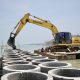 Pekerjaan pemasangan struktur bis beton tanggul hybrid sea wall di pesisir Desa Surodadi Kecamatan Sayung Kabupaten Demak (foto: Pemprov Jateng)