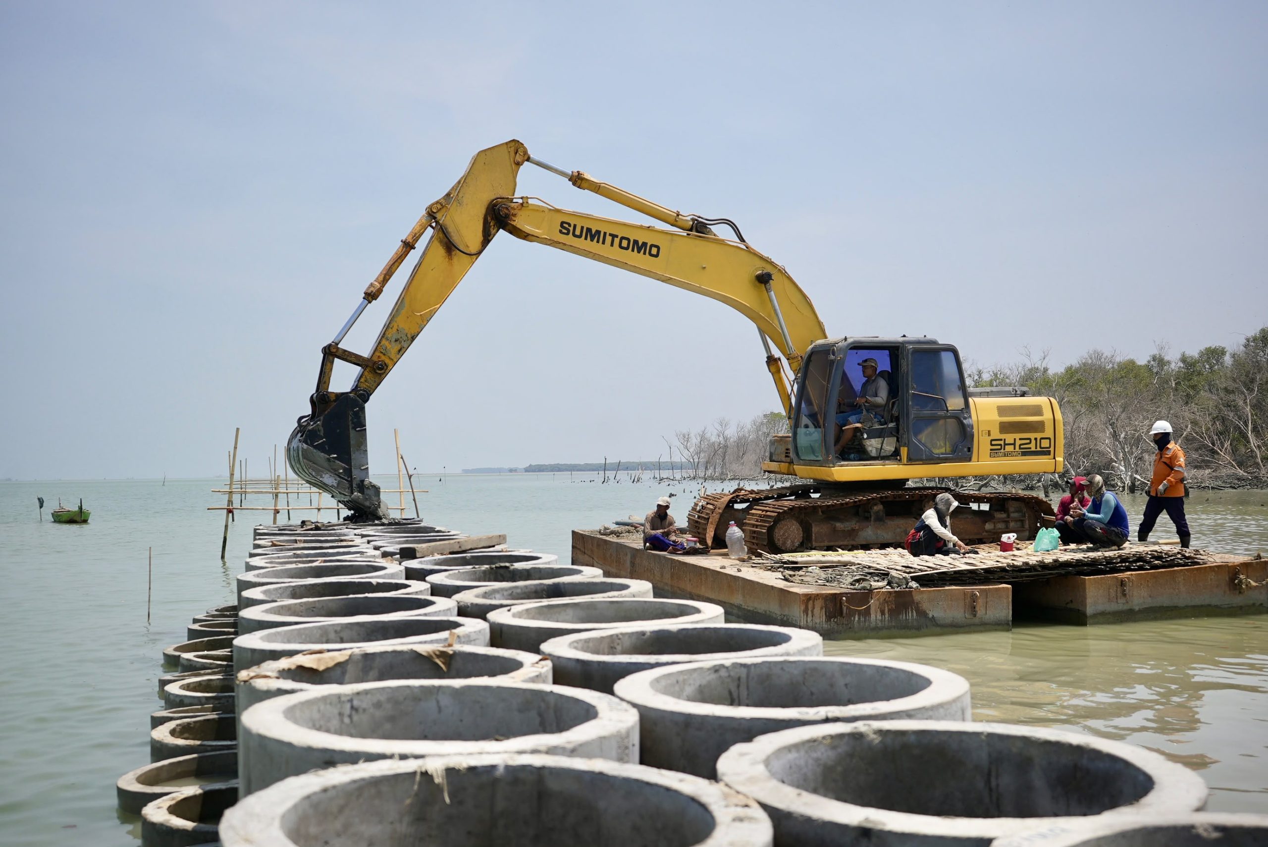 Pekerjaan pemasangan struktur bis beton tanggul hybrid sea wall di pesisir Desa Surodadi Kecamatan Sayung Kabupaten Demak (foto: Pemprov Jateng)