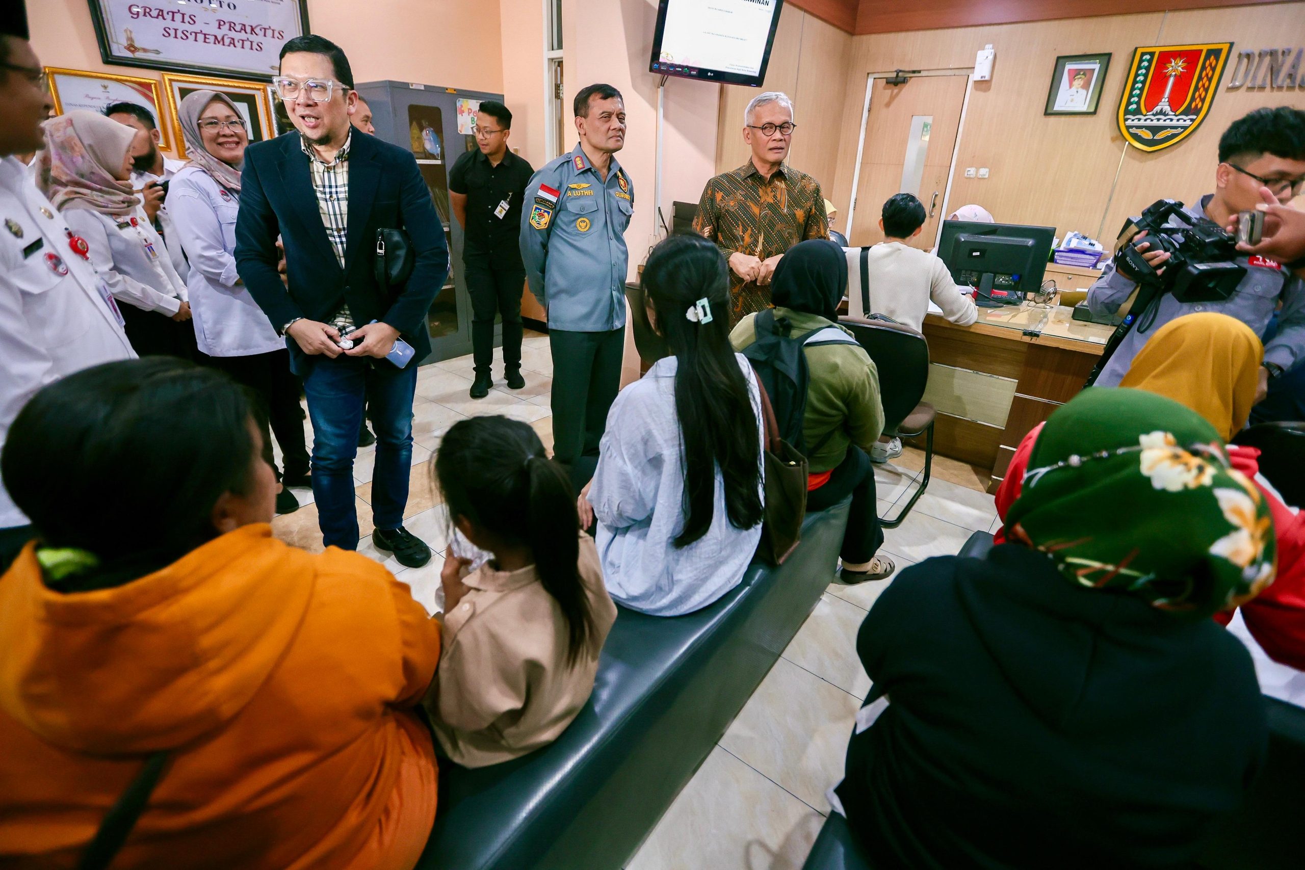 Gubernur Jawa Tengah Ahmad Luthfi (kanan) memaparkan sistem pengelolaan aduan masyarakat berbasis digital kepada Ketua Tim Kunker Spesifik Komisi II DPR RI Aria Bima di Kantor Disdukcapil Kota Semarang, Rabu, 30 September 2026 (foto: Pemprov Jateng)