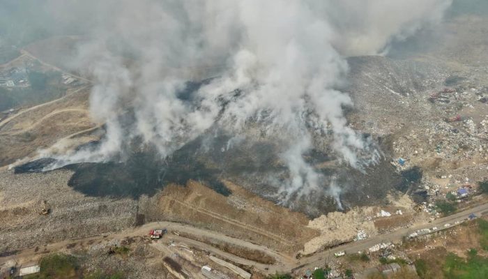 10 Hektare TPA Jatibarang Terbakar, Tim Gabungan dan Alat Berat Diterjunkan Lakukan Pendinginan