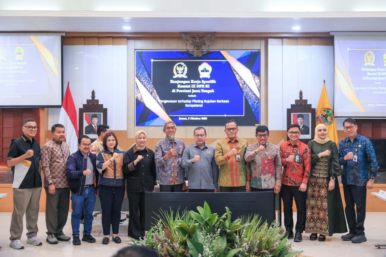Sekretaris Daerah Provinsi Jawa Tengah Sumarno (kiri) berbincang bersama Wakil Ketua Komisi IX DPR RI Yahya Zaini saat Kunjungan Kerja Spesifik di RSUD dr Adhyatma, MPH, Kota Semarang, Jumat, 2 Oktober 2026 (foto: Pemprov Jateng)
