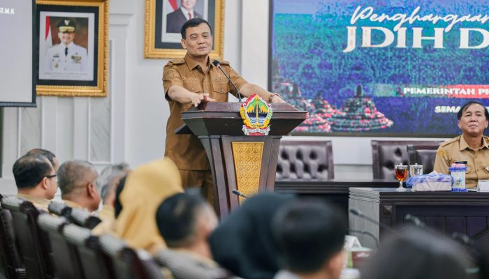 Jamin Kepastian Hukum dan Gaet Investor, Gubernur Luthfi Serahkan Penghargaan JDIH-IKD 2026