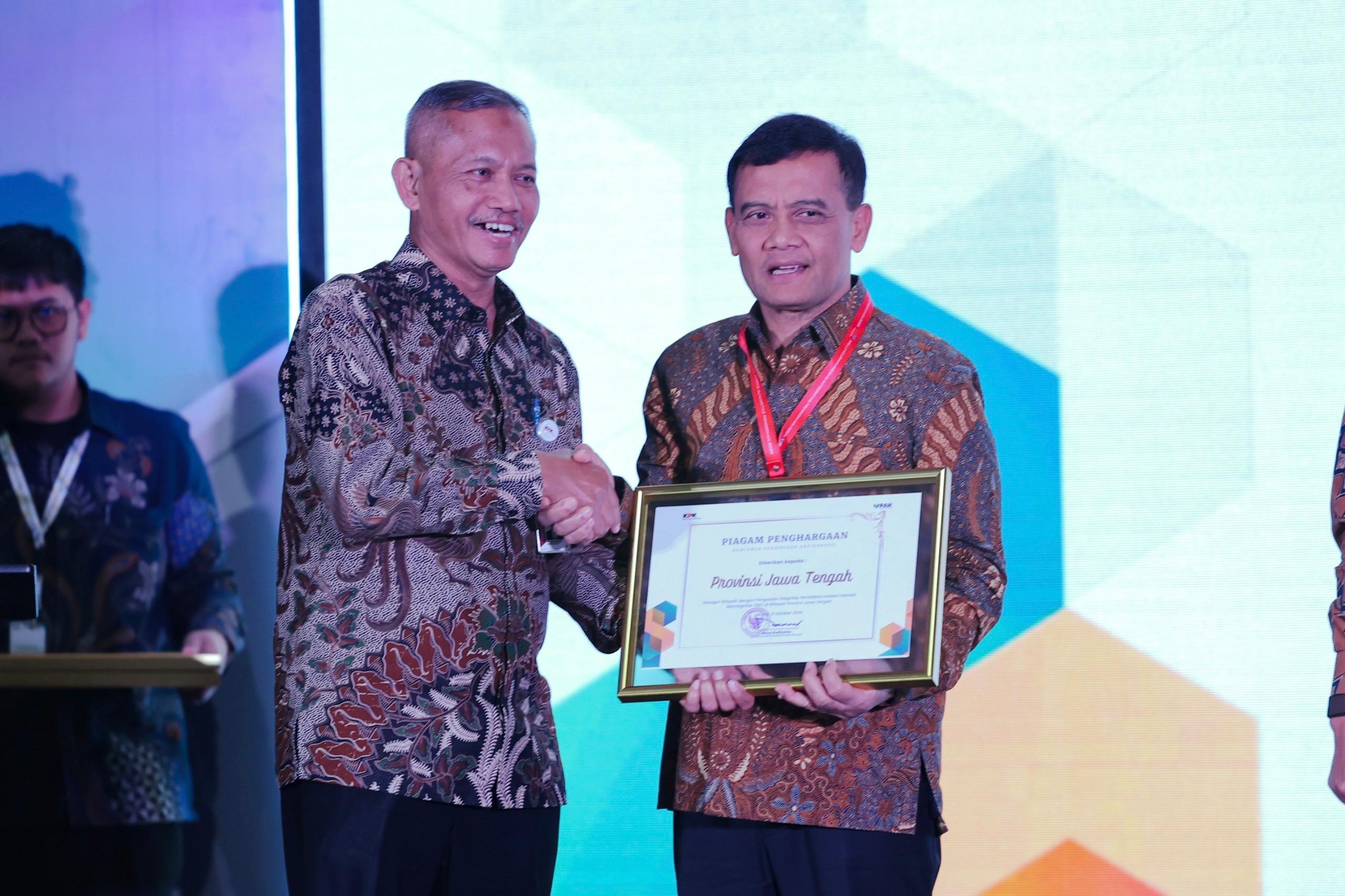 Gubernur Jawa Tengah Ahmad Luthfi menerima trofi Apresiasi Komitmen Pendidikan Antikorupsi Tahun 2026 di Gedung Merah Putih KPK, Jakarta, Selasa, 6 Oktober 2026 (foto: Pemprov Jateng)