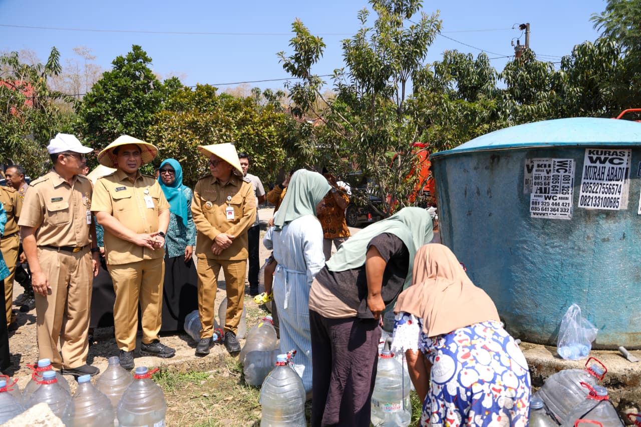 Wakil Gubernur Jawa Tengah Taj Yasin Maimoen warga saat penyerahan bantuan air bersih di Dusun Putuk, Desa Triguno, Kecamatan Pucakwangi, Kabupaten Pati, Selasa, 6 Oktober 2026 (foto: Pemprov Jateng)