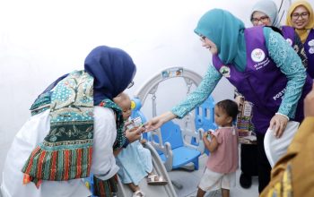 Ketua Tim Pembina Posyandu Jawa Tengah Nawal Arafah Yasin saat di Posyandu Melati, Desa Triguno, Kabupaten Pati, Selasa, 6 Oktober 2026 (foto: Pemprov Jateng)