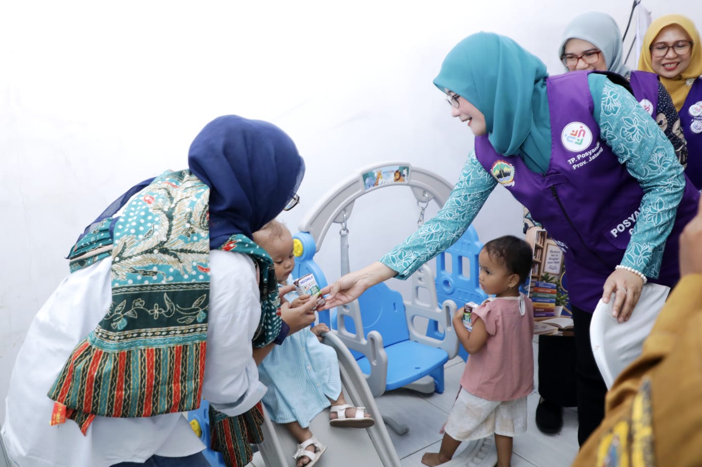 Ketua Tim Pembina Posyandu Jawa Tengah Nawal Arafah Yasin saat di Posyandu Melati, Desa Triguno, Kabupaten Pati, Selasa, 6 Oktober 2026 (foto: Pemprov Jateng)