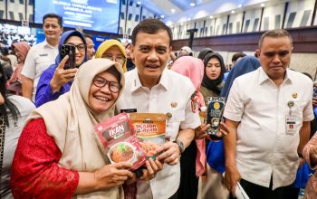 Gubernur Jawa Tengah Ahmad Luthfi saat meninjau stan pameran Bursa Wirausaha Unggulan 2026 di Muladi Dome Undip, Semarang, Rabu, 7 Oktober 2026 (foto: Pemprov Jateng)