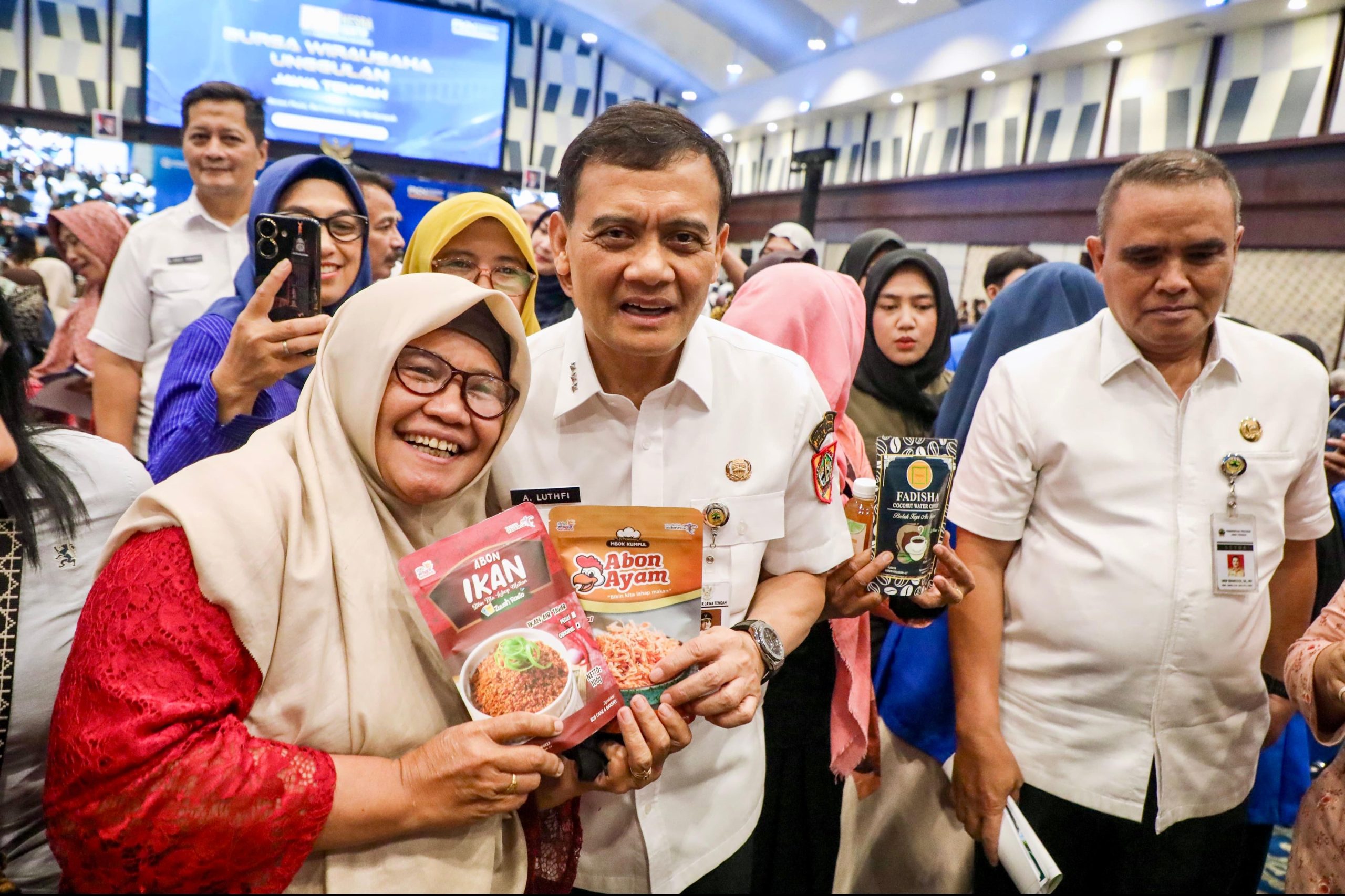 Gubernur Jawa Tengah Ahmad Luthfi saat meninjau stan pameran Bursa Wirausaha Unggulan 2026 di Muladi Dome Undip, Semarang, Rabu, 7 Oktober 2026 (foto: Pemprov Jateng)