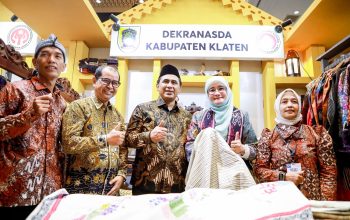Wakil Gubernur Jawa Tengah Taj Yasin Maimoen saat meninjau Paviliun Jawa Tengah pada ajang Inacraft Oktober Vol. 5 2026 di JICC, Jakarta, Selasa, 7 Oktober 2026 (foto: Pemprov Jateng)