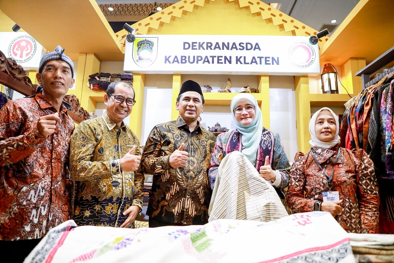 Wakil Gubernur Jawa Tengah Taj Yasin Maimoen saat meninjau Paviliun Jawa Tengah pada ajang Inacraft Oktober Vol. 5 2026 di JICC, Jakarta, Selasa, 7 Oktober 2026 (foto: Pemprov Jateng)