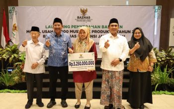 Wakil Gubernur Jawa Tengah Taj Yasin Maimoen secara simbolis menyerahkan bantuan modal usaha produktif Baznas Jateng Tahap I senilai Rp5,25 miliar di Hotel Wujil, Ungaran, Kabupaten Semarang, Jumat, 9 Oktober 2026 (foto: Pemprov Jateng)