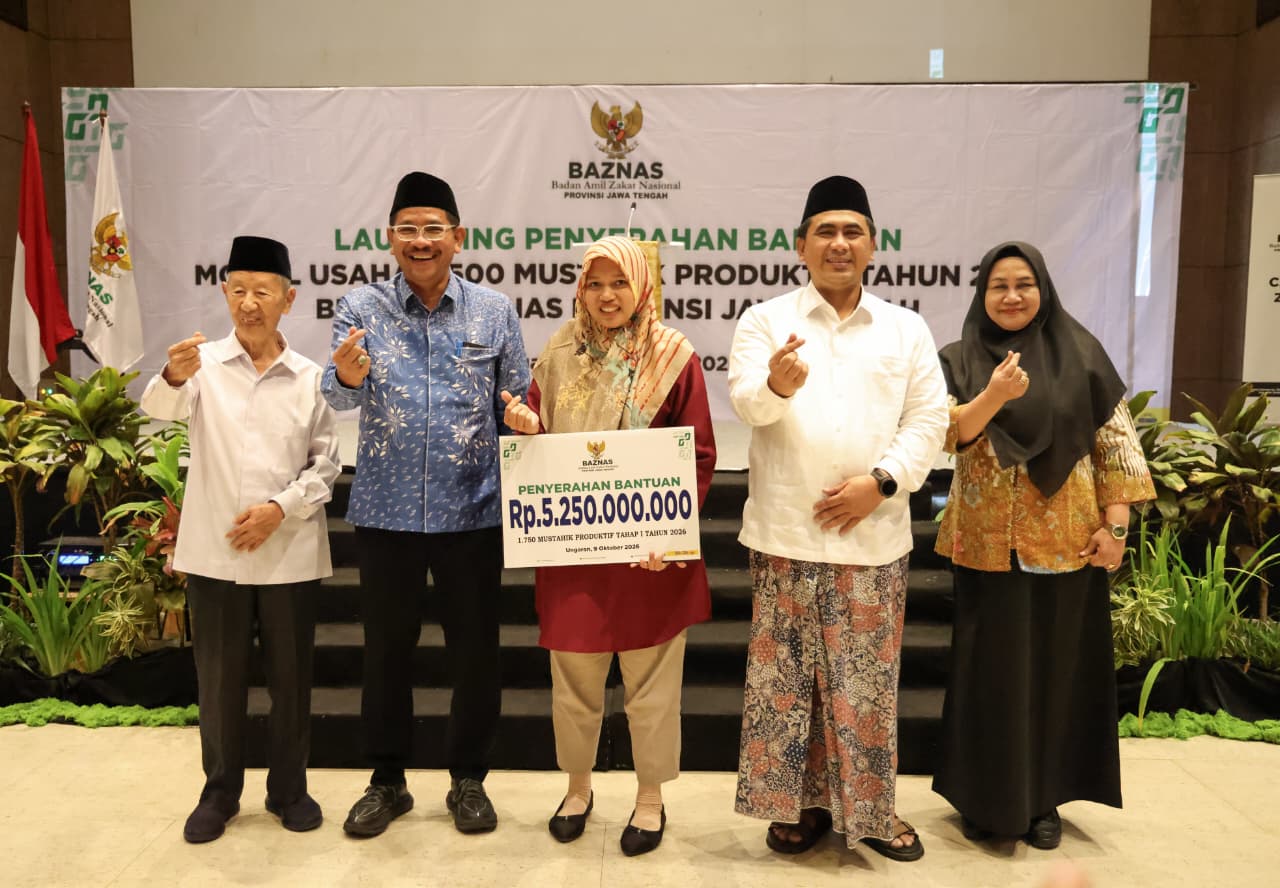 Wakil Gubernur Jawa Tengah Taj Yasin Maimoen secara simbolis menyerahkan bantuan modal usaha produktif Baznas Jateng Tahap I senilai Rp5,25 miliar di Hotel Wujil, Ungaran, Kabupaten Semarang, Jumat, 9 Oktober 2026 (foto: Pemprov Jateng)
