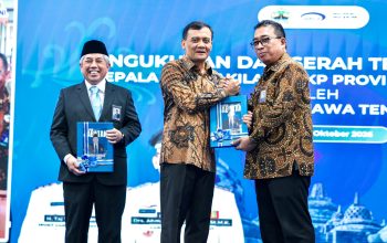 Gubernur Jawa Tengah Ahmad Luthfi menyerahkan naskah pengukuhan kepada Kepala Perwakilan BPKP Jawa Tengah Ayi Riyanto di Gedung Gradhika Bhakti Praja, Semarang, Jumat, 9 Oktober 2026 (foto: Pemprov Jateng)