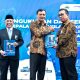 Gubernur Jawa Tengah Ahmad Luthfi menyerahkan naskah pengukuhan kepada Kepala Perwakilan BPKP Jawa Tengah Ayi Riyanto di Gedung Gradhika Bhakti Praja, Semarang, Jumat, 9 Oktober 2026 (foto: Pemprov Jateng)