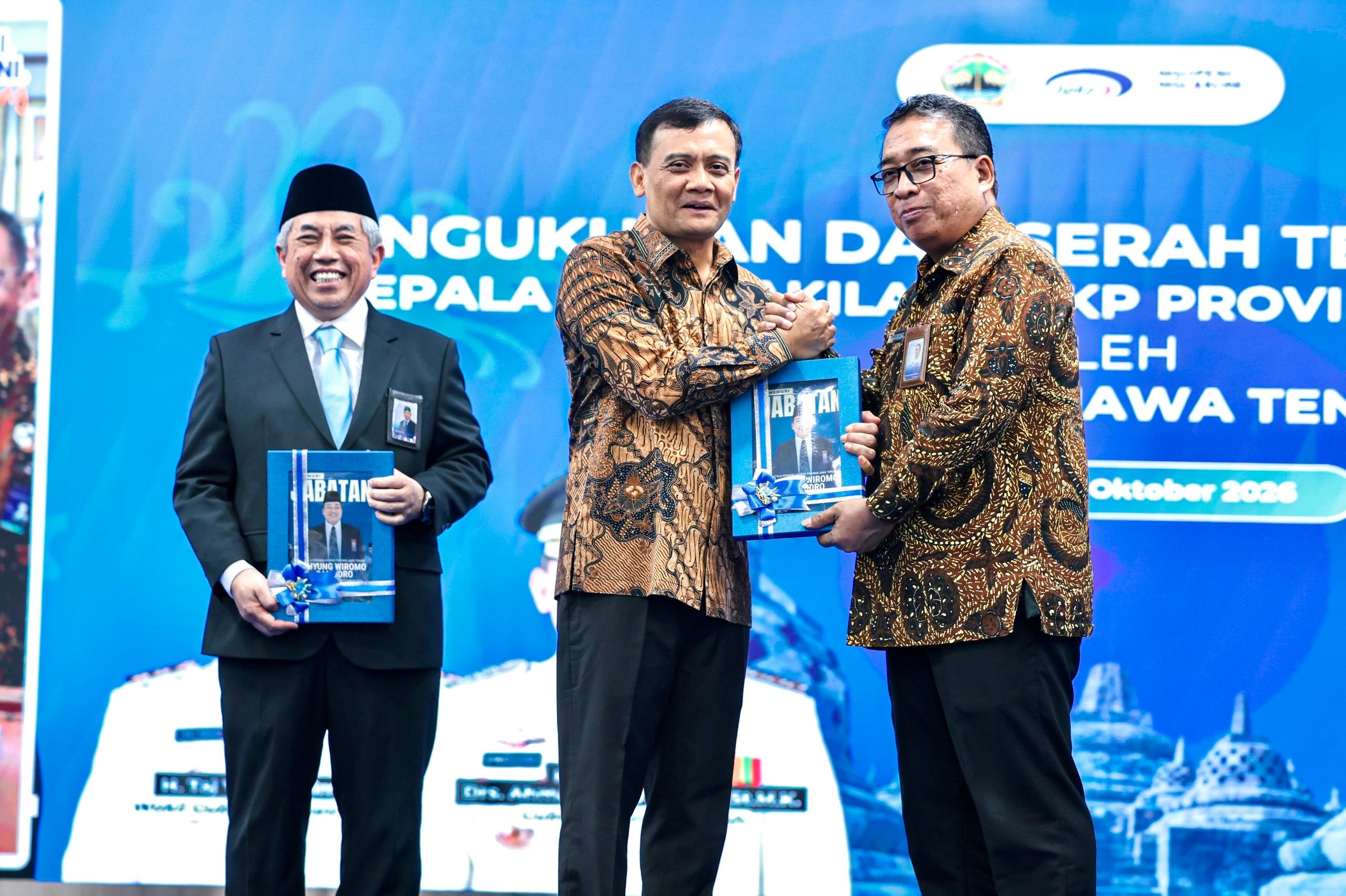 Gubernur Jawa Tengah Ahmad Luthfi menyerahkan naskah pengukuhan kepada Kepala Perwakilan BPKP Jawa Tengah Ayi Riyanto di Gedung Gradhika Bhakti Praja, Semarang, Jumat, 9 Oktober 2026 (foto: Pemprov Jateng)