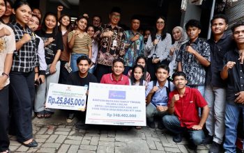 Mahasiswa asal Nusa Tenggara Timur (NTT) terdampak bencana gempa saat menerima penyaluran bantuan operasional tempat tinggal dari Pemerintah Provinsi Jawa Tengah dan Baznas Jateng (foto: Pemprov Jateng)