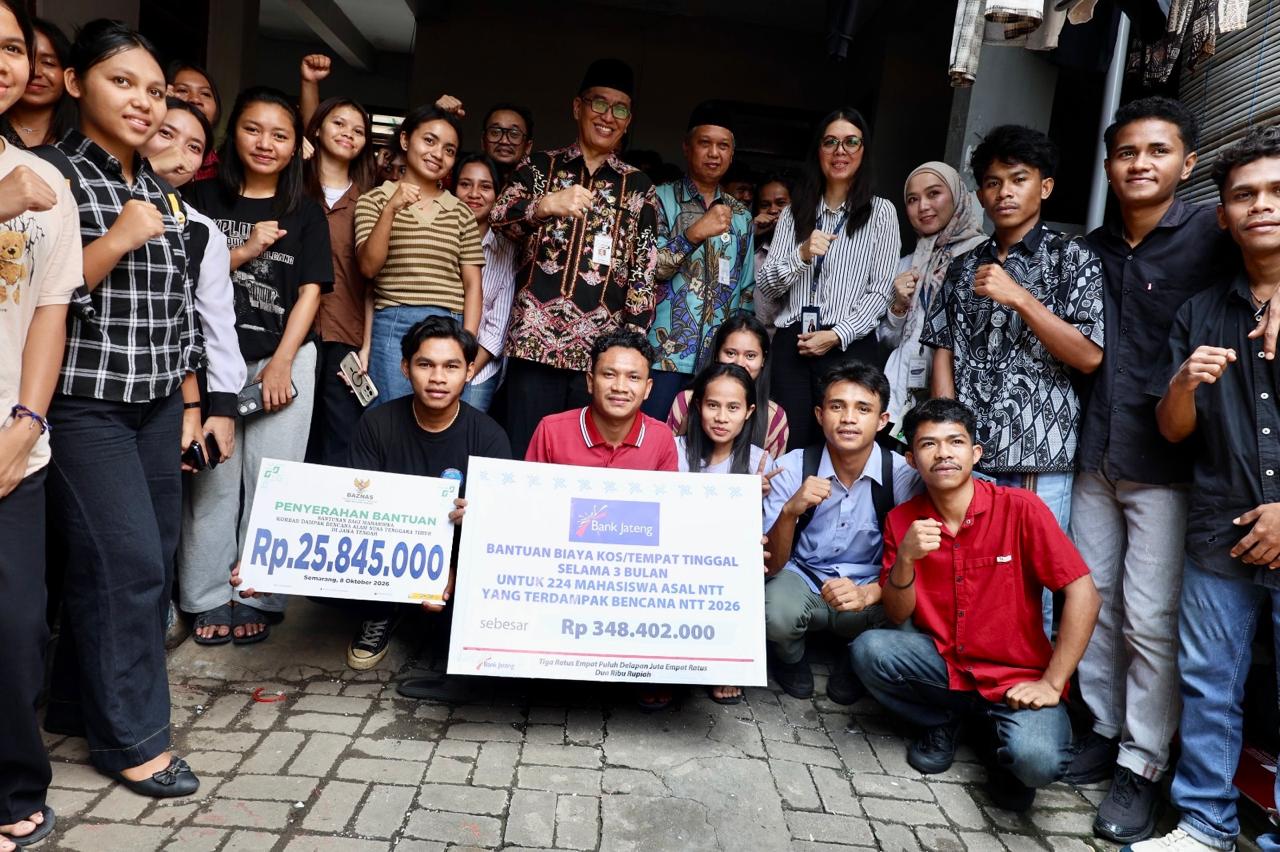 Mahasiswa asal Nusa Tenggara Timur (NTT) terdampak bencana gempa saat menerima penyaluran bantuan operasional tempat tinggal dari Pemerintah Provinsi Jawa Tengah dan Baznas Jateng (foto: Pemprov Jateng)