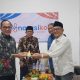 Wakil Wali Kota Semarang Iswar Aminuddin (kiri) menyerahkan tumpeng kepada Pemimpin Redaksi Narasikoe.com Edi Indarto