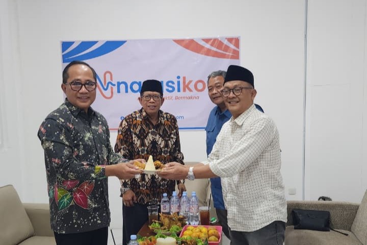 Wakil Wali Kota Semarang Iswar Aminuddin (kiri) menyerahkan tumpeng kepada Pemimpin Redaksi Narasikoe.com Edi Indarto