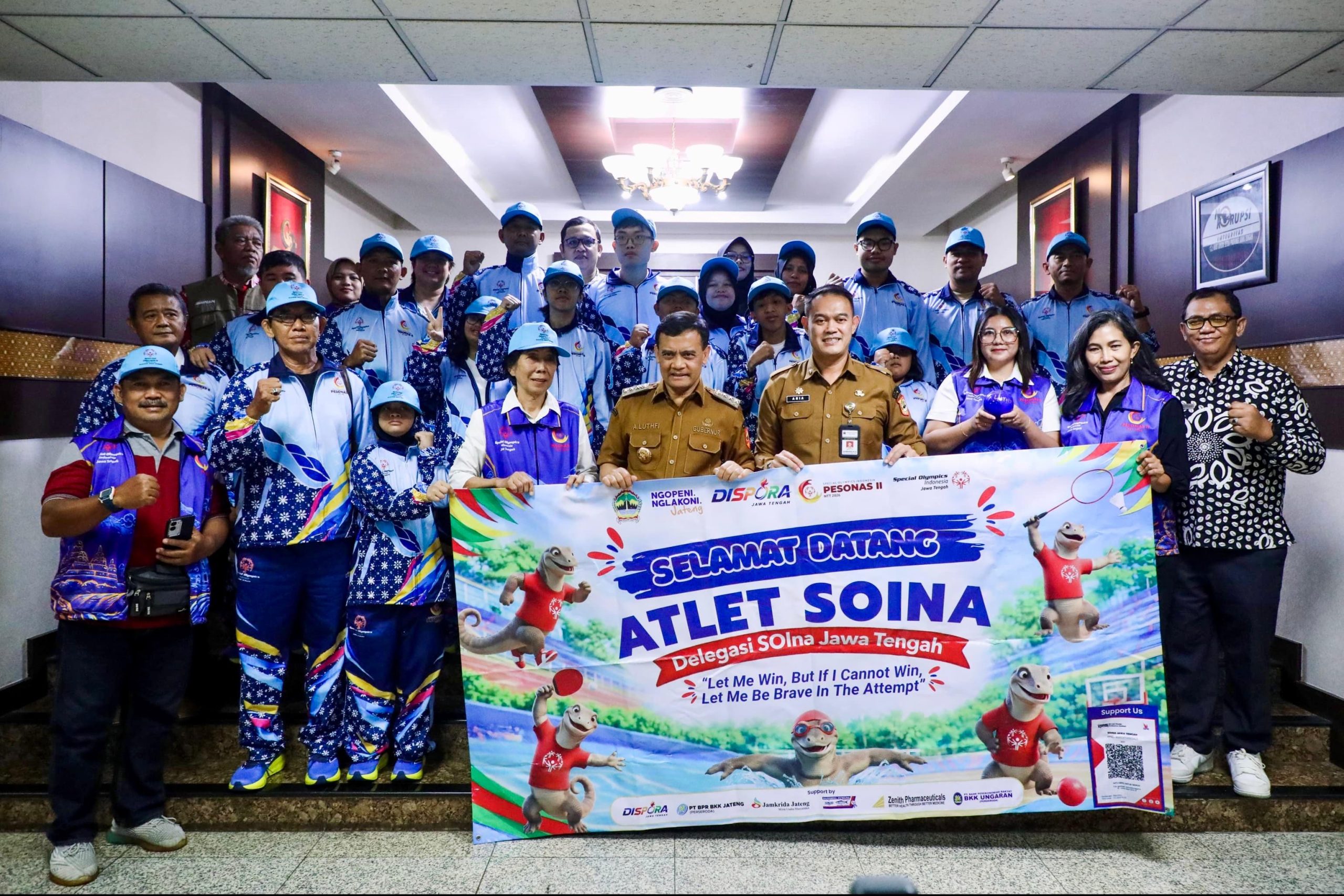 Jajaran atlet, pelatih, dan ofisial SOIna Jawa Tengah berfoto bersama Gubernur Ahmad Luthfi sebelum bertolak menuju ajang PeSONas II 2026 di NTT (foto: Pemprov Jateng)