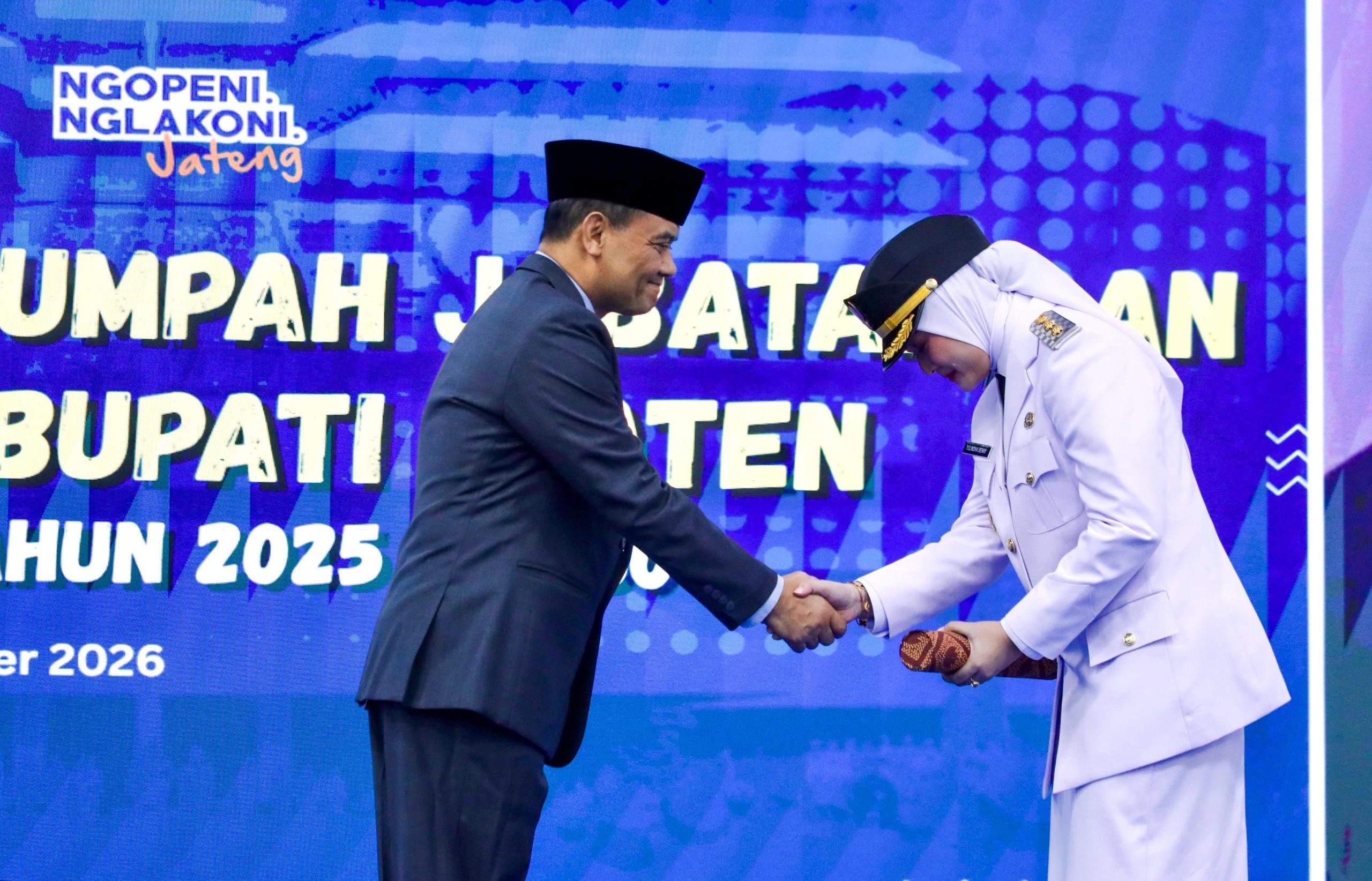 Gubernur Jawa Tengah Ahmad Luthfi dan Mahanni Yulindha Pratiwi yang dilantik jadi Wakil Bupati Klaten sisa masa jabatan 2025–2030 di Semarang, Senin, 12 Oktober 2026 (foto: Pemprov Jateng)