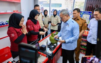Menko Pangan Zulkifli Hasan Bersama Gubernur Jateng Ahmad Luthfi saat mengunjungi KDKMP di Sukoharjo Selasa 13 Oktober 2026 (foto: Pemprov Jateng)
