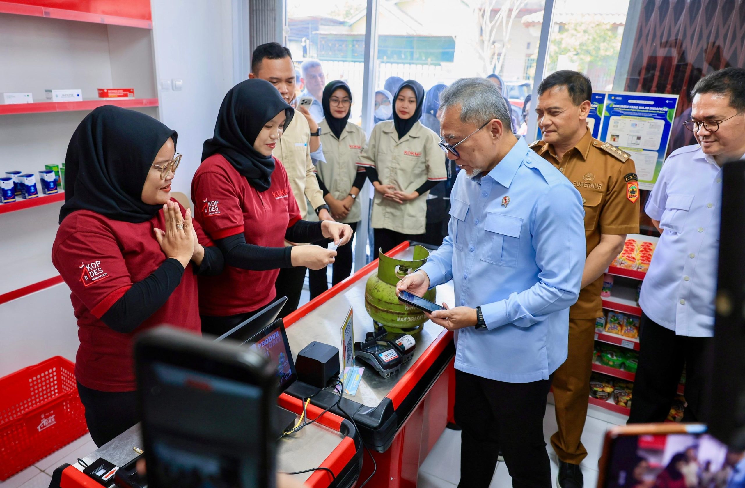 Menko Pangan Zulkifli Hasan Bersama Gubernur Jateng Ahmad Luthfi saat mengunjungi KDKMP di Sukoharjo Selasa 13 Oktober 2026 (foto: Pemprov Jateng)
