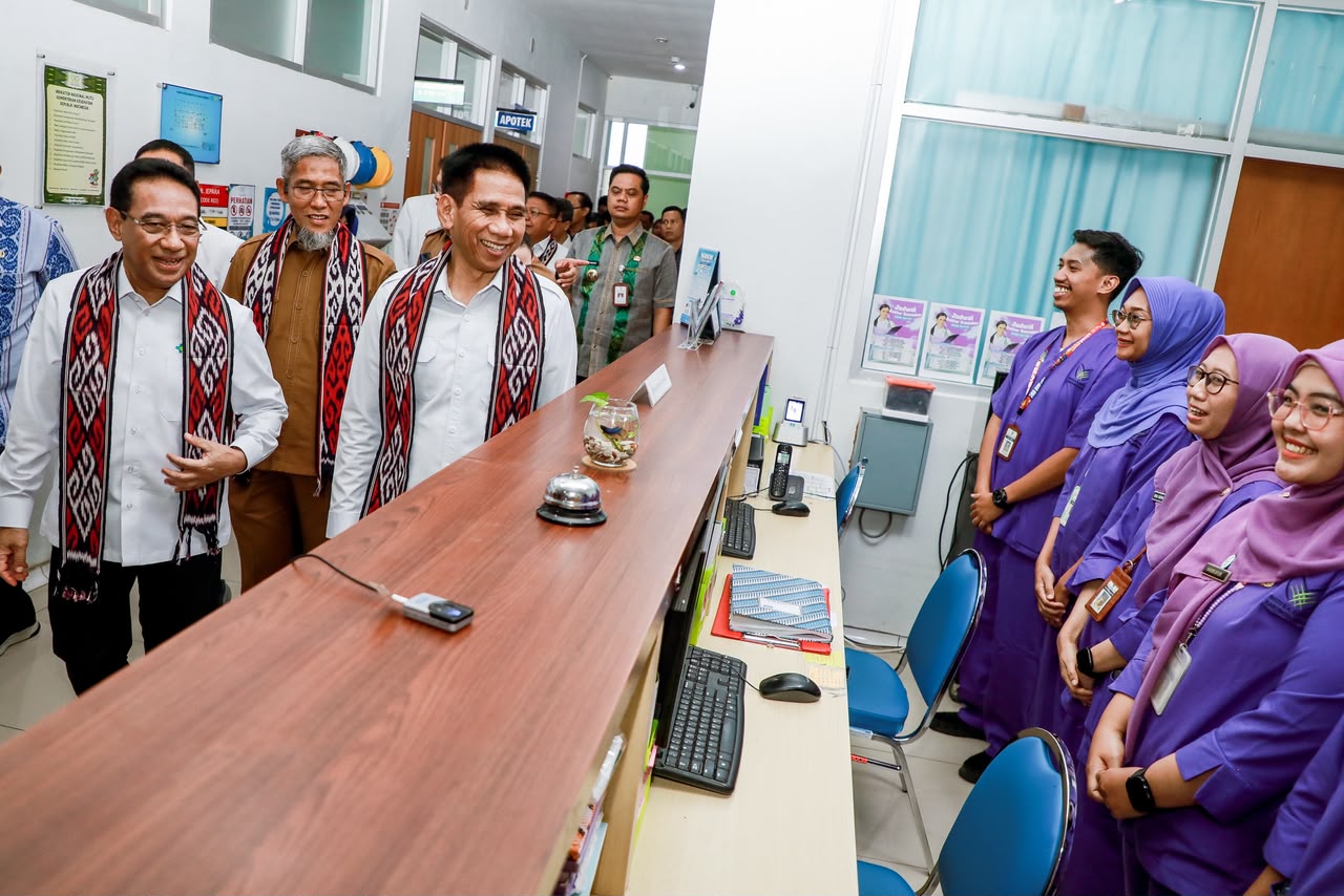Wakil Menteri Dalam Negeri Akhmad Wiyagus dan Wakil Menteri Kesehatan Benyamin Paulus Octavianus didampingi Sekda Jateng Sumarno meninjau fasilitas cathlab di RSUD RA Kartini Jepara, Selasa, 13 Oktober 2026 (foto: Pemprov Jateng)