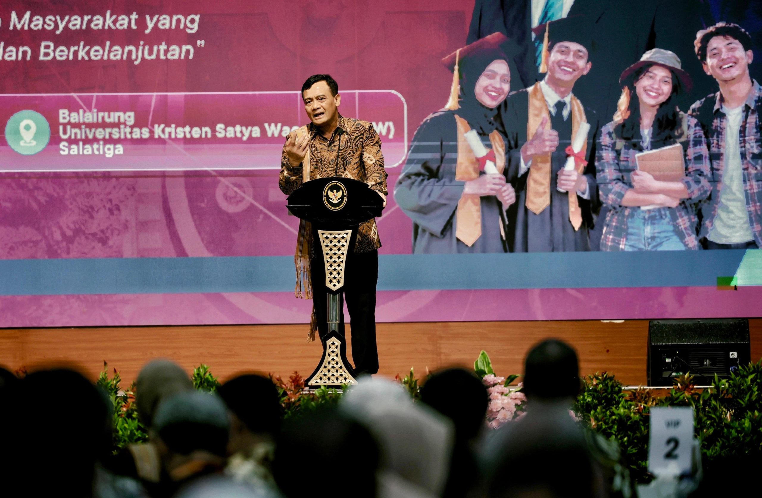 Gubernur Jawa Tengah Ahmad Luthfi memberikan arahan pada Rakornas Forum Perguruan Tinggi dalam Pemberdayaan Masyarakat di Balairung UKSW Salatiga, Kamis, 15 Oktober 2026 (foto: Pemprov Jateng)