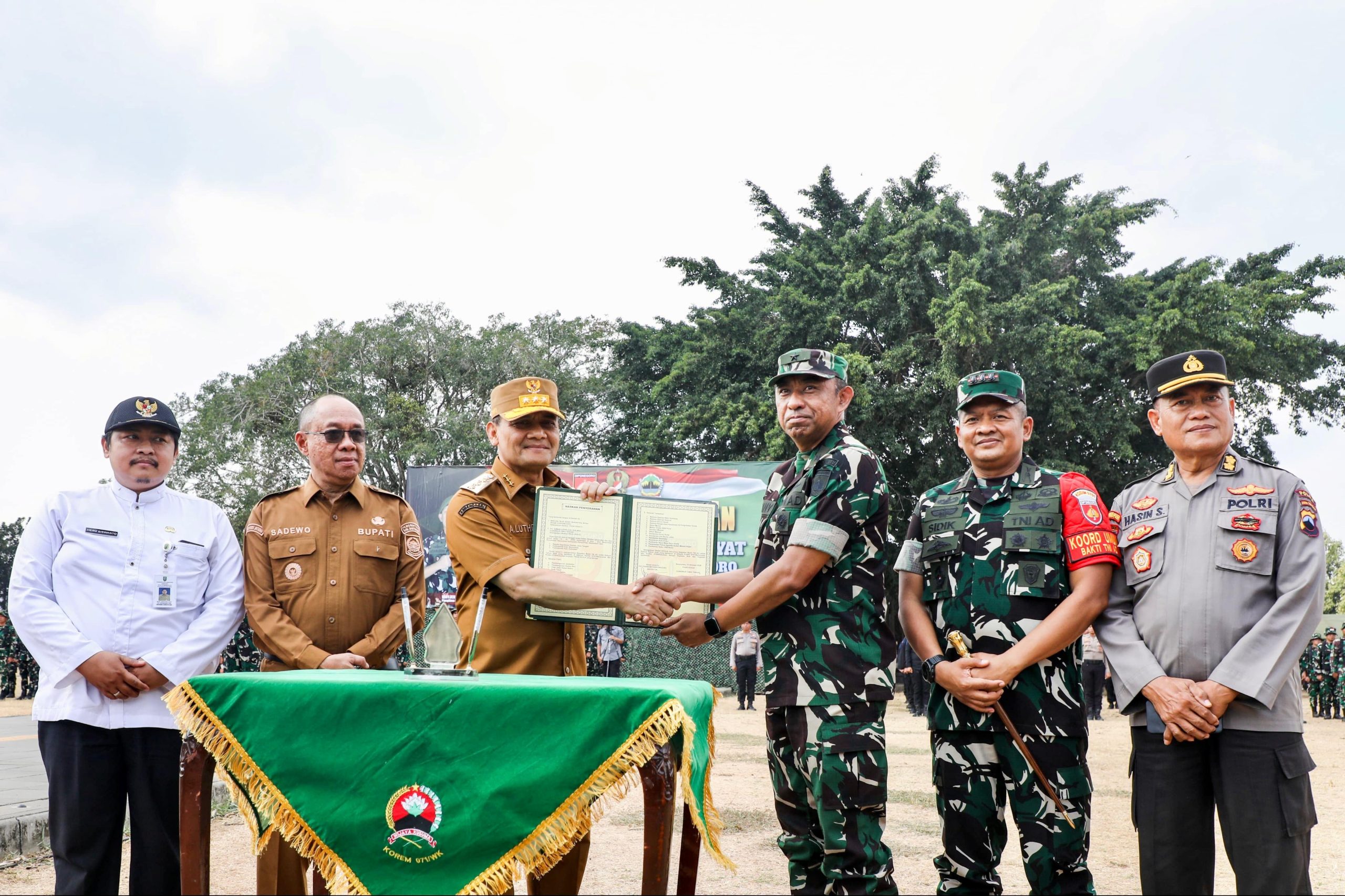 Gubernur Jawa Tengah Ahmad Luthfi dalam pembukaan Bakti TNI AD untuk Rakyat 2026 di Alun-Alun Kecamatan Banyumas, Jumat, 16 Oktober 2026 (foto: Pemprov Jateng)