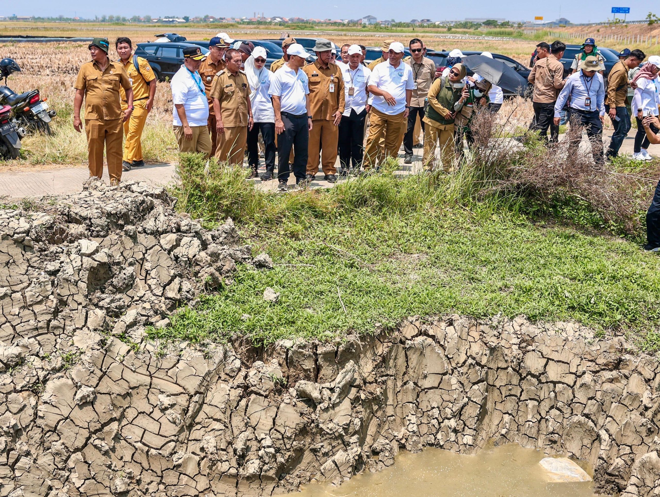 Gubernur Jawa Tengah Ahmad Luthfi meninjau pengerjaan pengerukan sedimentasi saluran irigasi avur sepanjang 1,15 kilometer di Kabupaten Demak, Senin, 19 Oktober 2026 (foto: Pemprov Jateng)