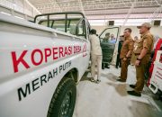 Gubernur Jawa Tengah Ahmad Luthfi meninjau ketersediaan bahan pokok dan berdialog dengan pengurus Koperasi Desa Merah Putih (KDMP) di Banyudono Boyolali (foto: Pemprov Jateng)