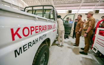 Gubernur Jawa Tengah Ahmad Luthfi meninjau ketersediaan bahan pokok dan berdialog dengan pengurus Koperasi Desa Merah Putih (KDMP) di Banyudono Boyolali (foto: Pemprov Jateng)